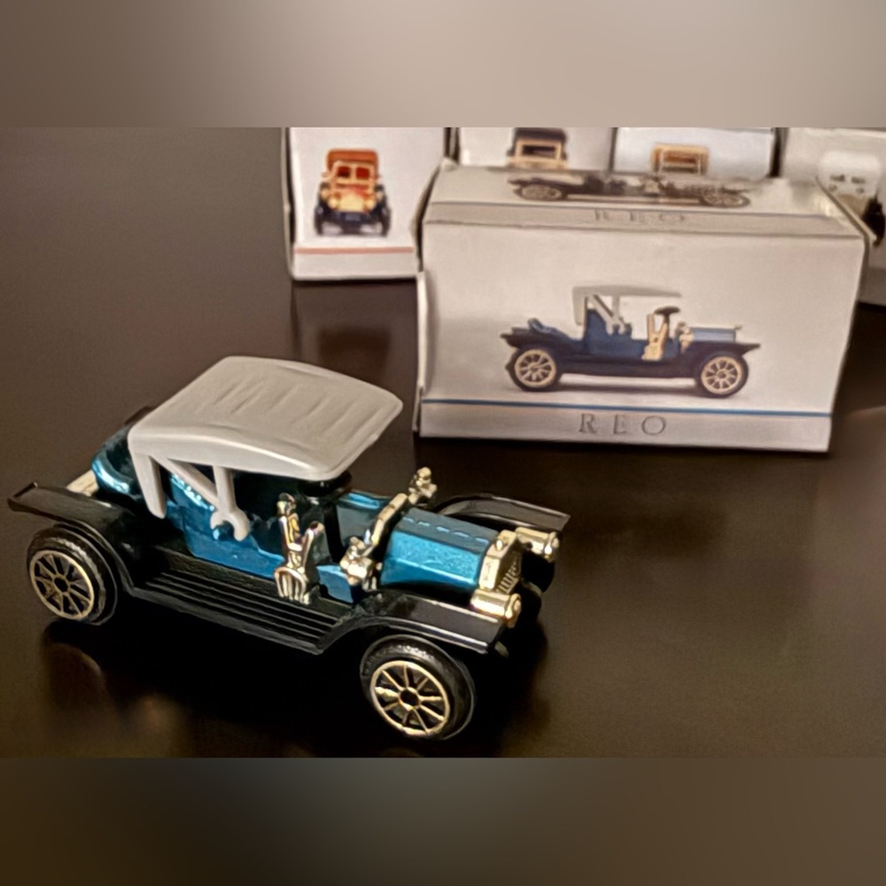 Classic Vintage Reader’s Digest Die-Cast Mini Car Set | 1:64 Scale | Boxed - Picture 3 of 7